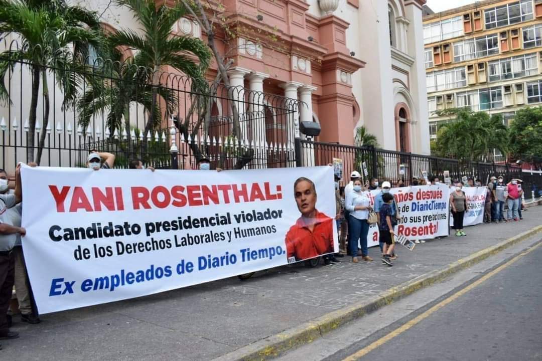 BernardezDerick's tweet photo. Ex empleados de diario Tiempo protestaron hoy en el parque central de SPS exigiendo al aspirante presidencial Yani Rosenthal el pago de sus prestaciones y salarios adeudados después de su despido https://t.co/Ldd0OIj7vf