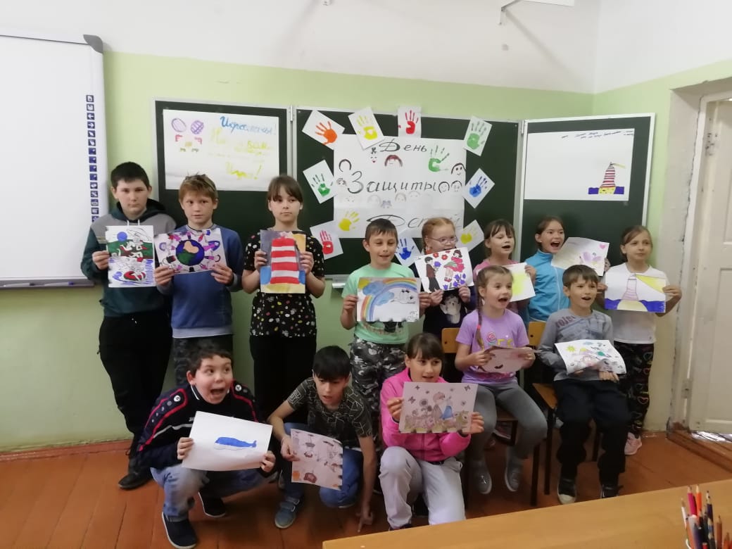 1 июня - День зашиты детей. Наша школа поздравляет всех ребятишек с этим праздником! В стенах школы наши учащиеся могут себя чувствовать в полной безопасности! Наши педагоги поздравили ребят и провели с ними конкурс рисунков на бумаге и асфальте. #моуурусовскийцо #деньзащитыдетей