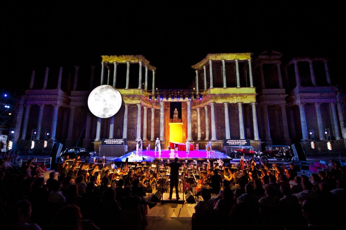 miriamgcab's tweet photo. 🎭 Nervios, la luna, oscuridad, luces, voces, cuerpos, música, historias... 

🌜Se para el tiempo. 

🏛 Festival de Mérida. 

Gozada ❤ 

#merida67 https://t.co/NWpNc7bDrl