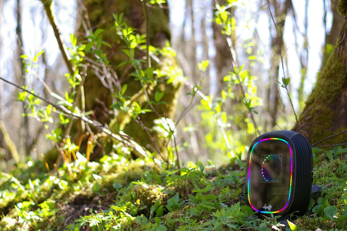 InWin's tweet image. When people say, "go outside!" This is the best rebuttal. Kuddos to #Tpbmods for this awesome #InWin B1 #CaseMod and photoshoot!