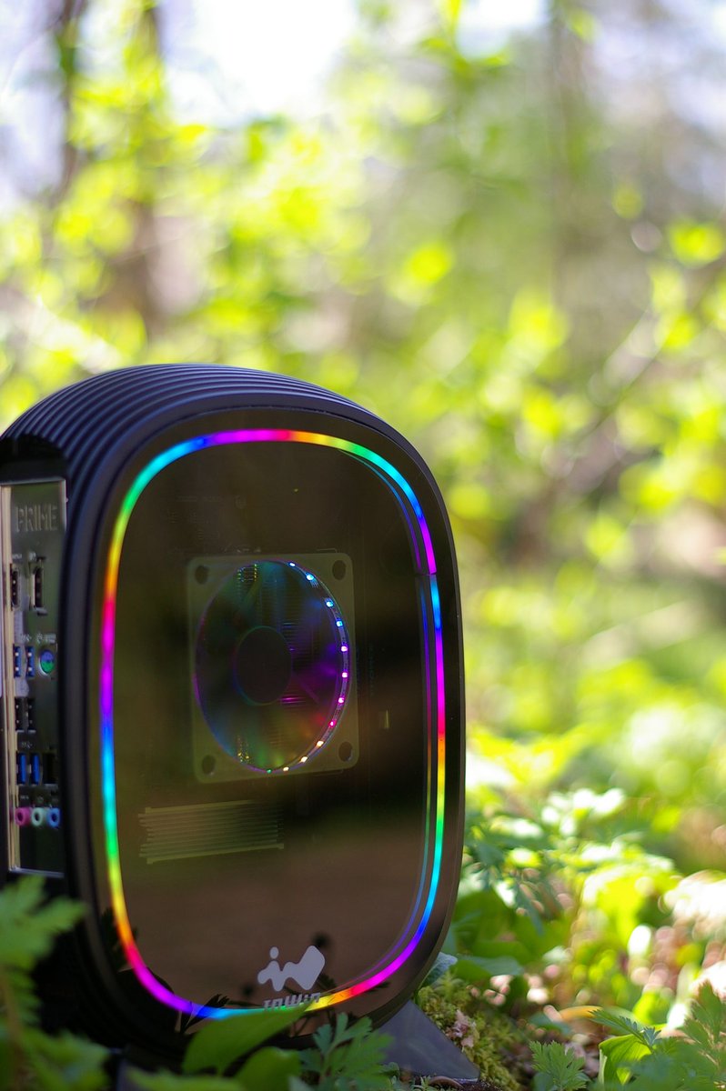 InWin's tweet image. When people say, "go outside!" This is the best rebuttal. Kuddos to #Tpbmods for this awesome #InWin B1 #CaseMod and photoshoot!