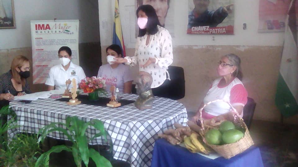 PRENSAMOTATAN's tweet photo. Este martes se llevo a cabo en el auditorio de la Alcaldia de Motatan, la entrega de adjudicaciones de titulos de tierra a mujeres rurales a traves del programa #SoyMujerComunera, adscrito al @MinMujerVe y el @ORT_TRUJILLO01, la alcaldesa @janet_araujo72 estuvo presente. https://t.co/QYS9xWeopA