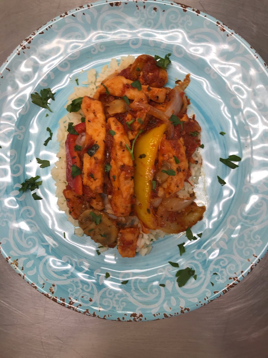 In the final weeks of the school year, we are highlighting our talented Chefs at our secondary schools! Chef Marilyn made an amazing chicken cacciatore at @CentralHSPvd @ClassicalHSPVD & @NGreeneMidSch 
#SchoolLunchHero #studentsurvey 
@pvdschools @PVDSecondarySch 
@SodexoChefs