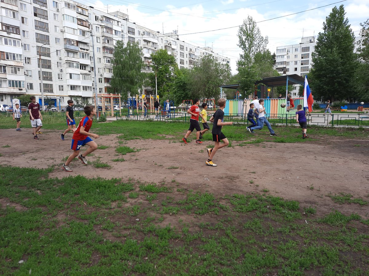 <a href="/osmladya2/">Райф Белла Шлемовна (председатель ТОС Ладья)</a> 
1 июня - День защиты детей. На дет. площадке Моск.шоссе 121 состоялся футбольный мачт между дворовыми командами. Счет равный, победила дружба! Пред.ТОС Ладья Райф Б.Ш. и УМ Колин Д.А. вручили ребятам сладкие  призы и подарки  Всех с праздником!
<a href="/promadm/">Promadm.samara</a> 
@Semenov_A_S