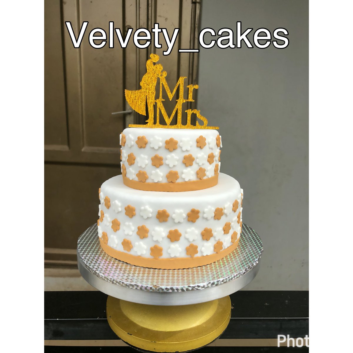Olakannmi's tweet photo. My beautiful June celebration VELVETYCAKESANDFOODMATTERS is here to make you have a memorable day with our top notch goodies. Please my lovely Twitter people help me retweet 🙏🙏🙏. https://t.co/geCSodTho2
