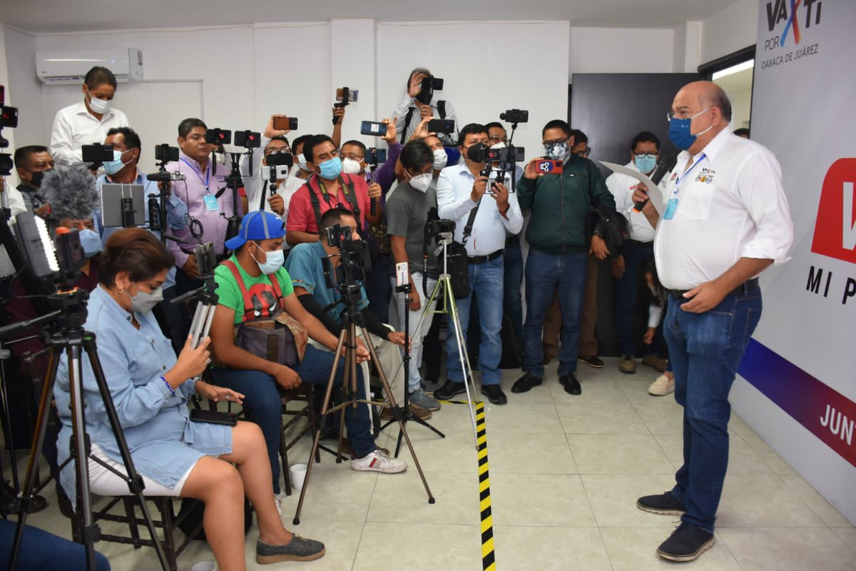 JavierVillacana's tweet photo. Nuestro compromiso siempre será con y para la ciudadanía; hoy ante los medios de comunicación reiteramos que no pararemos hasta mejorar nuestro municipio y brindarle un mejor futuro a todas y todos. ¡Este 6 de junio, #OaxacaDeJuárez volverá a brillar! #JuntosLoHaremosDeNuevo https://t.co/wNr9KWSNrJ