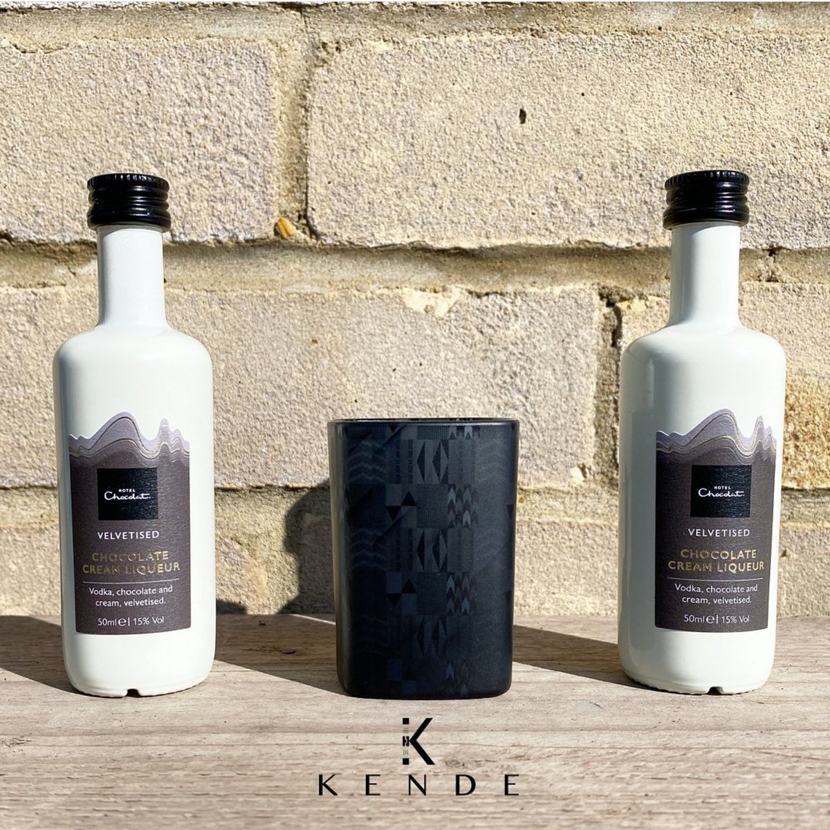 KendeLDN's tweet photo. Happy hour is upon us over here. Suns out, fun's out!! Bank holiday Tuesday! drink responsibly @hotelchocolat #beer #wine #cocktail #whiskey #liquor #bartender #whisky #drink #rum #cheers #drinkup #tequila #booze #kende #kenteprint #happyhour #hotelchocolat #alcohol #drinks #bar https://t.co/rIyaYXdBrr