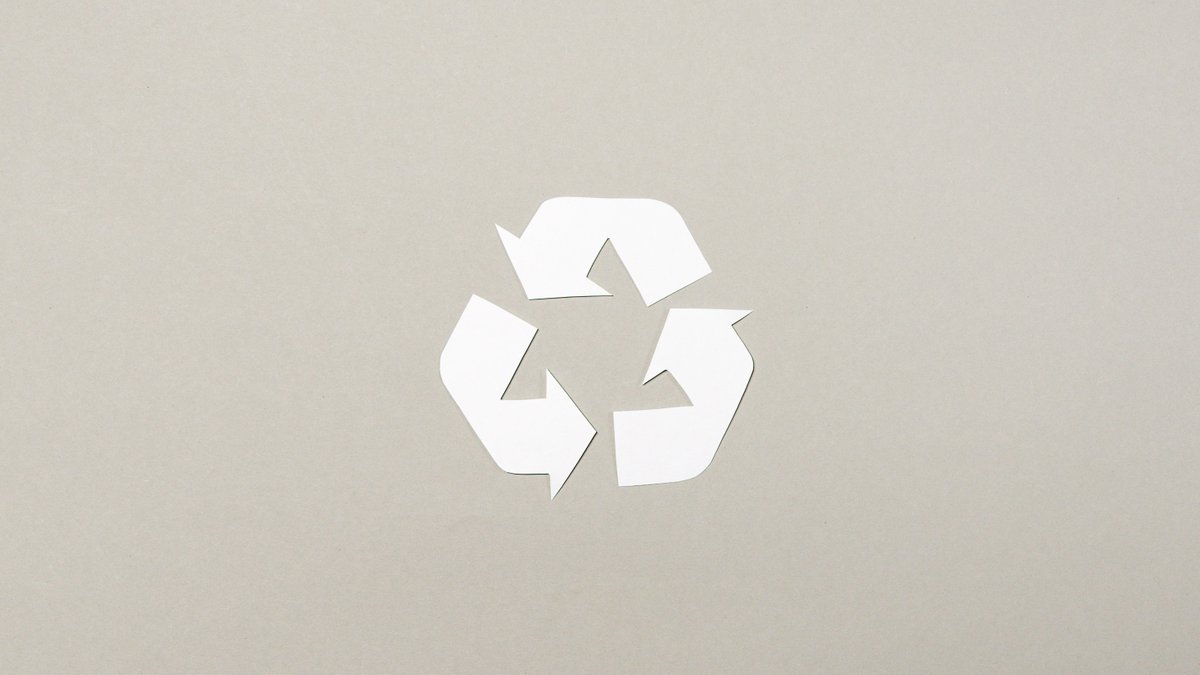 greenearth's tweet photo. Grow your recycling footprint. ♻️ You can save up to 2,400 pounds of carbon dioxide each year just by recycling half of your household waste. Also try to buy products with recycled content, which saves energy, resources, and landfill space. #greenliving #recycle https://t.co/APMXRtr1lY