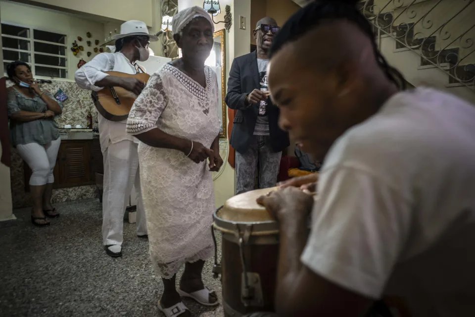 ARodriguezAP's tweet photo. #Larumba cubana no cree en #pandemia. #Okuté llega a Nueva York con sus cantos tradicionales acompañados de jazz, salsa y son, una medicina para la #COVID-19 https://t.co/gLUNmgdL2t
#Músicacubana 
@ChuloRecords https://t.co/2cH75z95pL