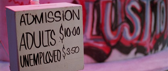 RavenLunachick's tweet image. The inmates, many of whom sport punk fashion, are placated with a steady diet of junk food, new wave music, drugs, and exploitation films. #DeadEndDriveIn 🤘😜🤘
Sounds like the perfect date night! 
*Available on @Tubi! 📺
#Screenshots #80sMovies 🎬 
 #PunkRock #TerrorTuesday 😱