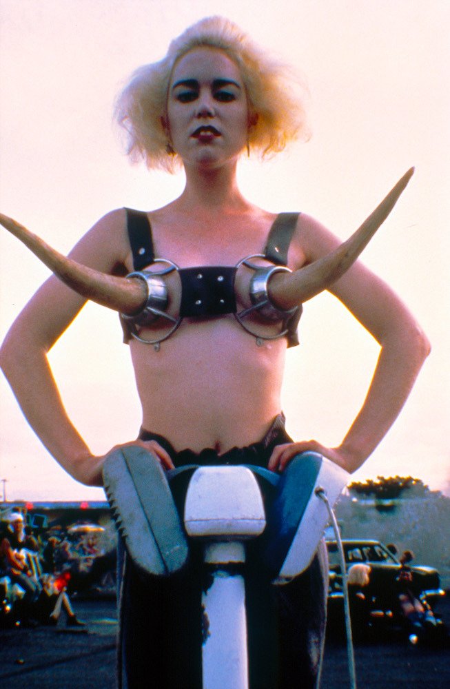 RavenLunachick's tweet image. The inmates, many of whom sport punk fashion, are placated with a steady diet of junk food, new wave music, drugs, and exploitation films. #DeadEndDriveIn 🤘😜🤘
Sounds like the perfect date night! 
*Available on @Tubi! 📺
#Screenshots #80sMovies 🎬 
 #PunkRock #TerrorTuesday 😱