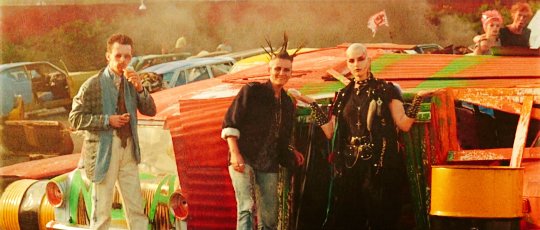 RavenLunachick's tweet image. The inmates, many of whom sport punk fashion, are placated with a steady diet of junk food, new wave music, drugs, and exploitation films. #DeadEndDriveIn 🤘😜🤘
Sounds like the perfect date night! 
*Available on @Tubi! 📺
#Screenshots #80sMovies 🎬 
 #PunkRock #TerrorTuesday 😱