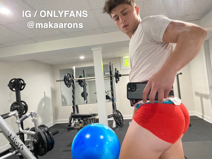Retweet if you like my workout balls!🤪 https://t.co/ScKBmAujZH https://t.co/mvjiO6seuV