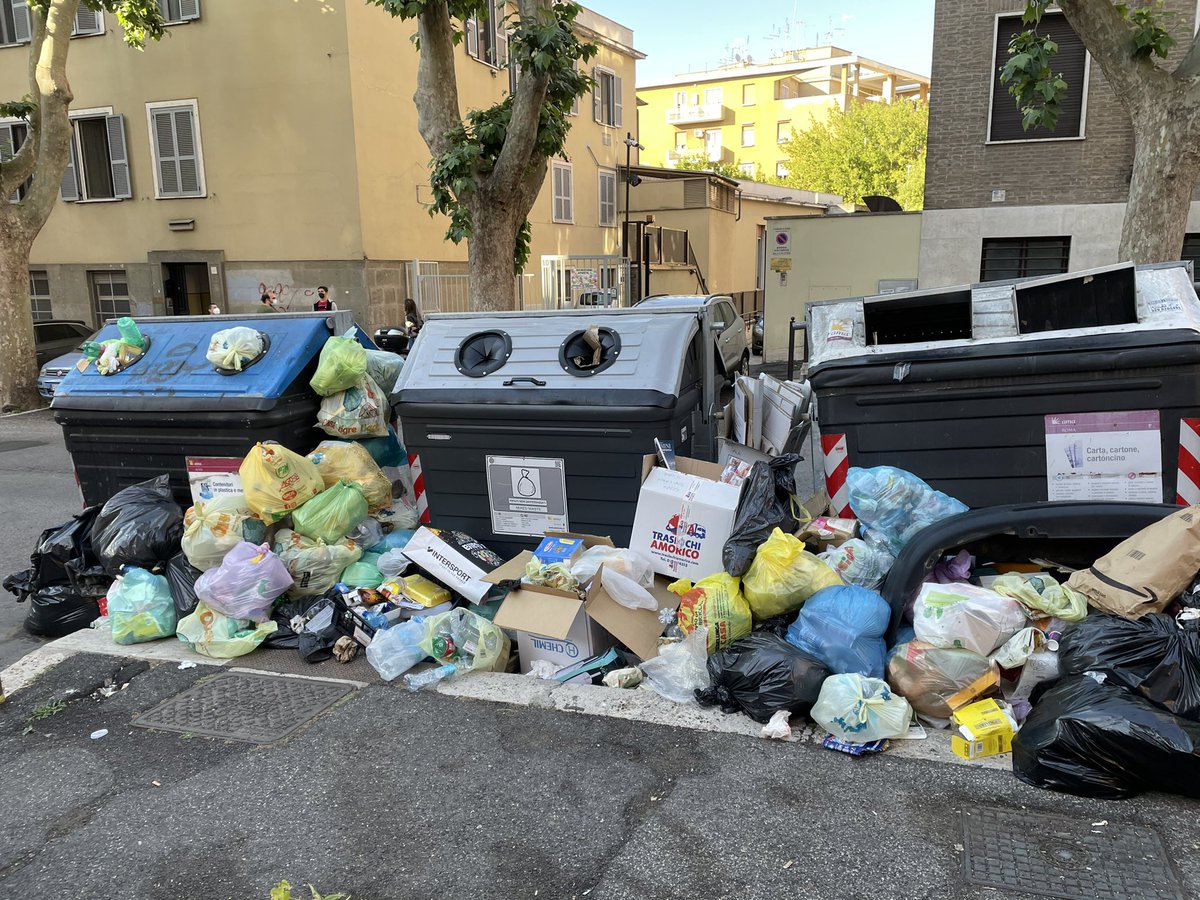 Grandeflo's tweet photo. @BBerlinguer questa sera alla signora @virginiaraggi potrebbe chiederle cosa ha fatto la sua amministrazione per questa situazione? Sarebbe interessante conoscere il suo ordine di priorità. https://t.co/srftSmGXrw