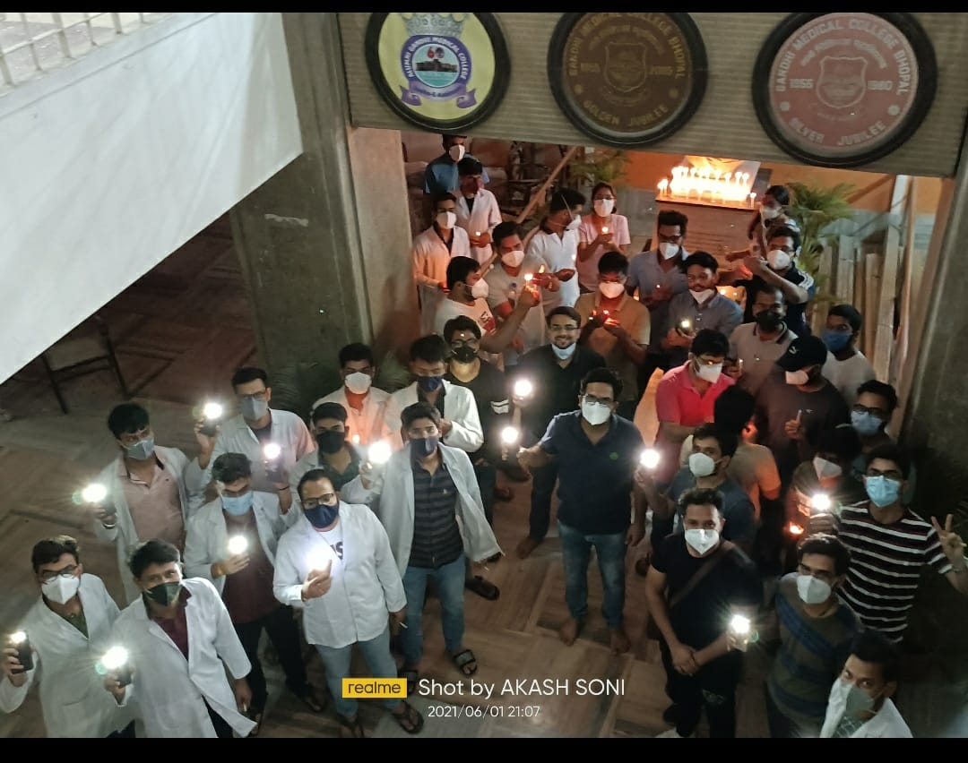 DEEPAKT56547554's tweet photo. We jnr drs of MP have been raising our demands for last 3 months now, had several discussions with ministers, false assurances were given. we are left with no option but to scale up our protest #shameOnMPgovt
@jansamparkMP
@VishvasSarang
@healthminmp
@chouhanshivraj
@MOHeduMP https://t.co/ZDvSObmn2n
