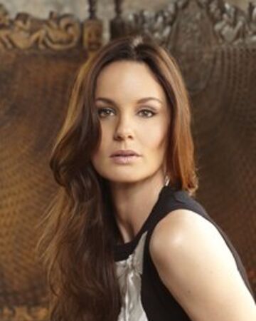 Happy Birthday to Sarah Wayne Callies who turns 44 today! 