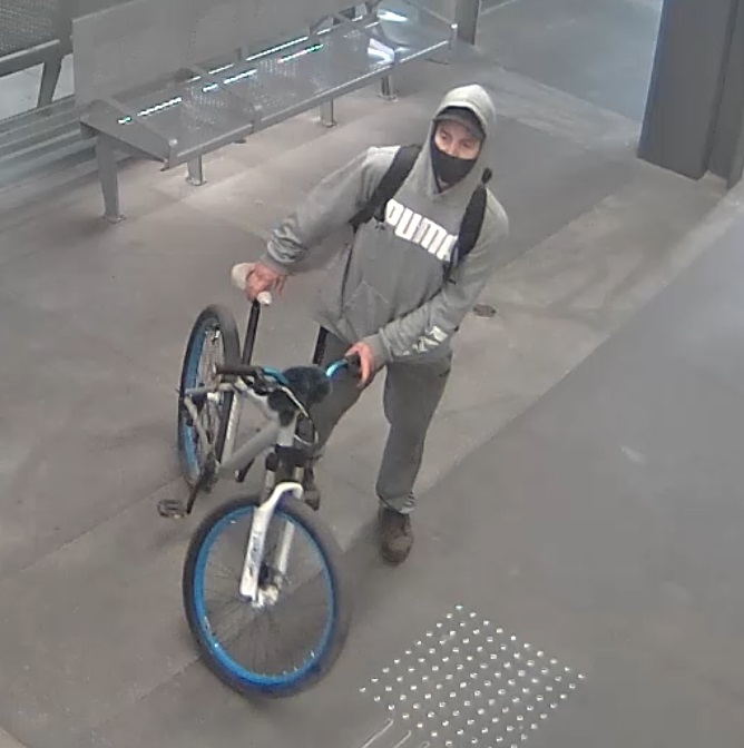 OttawaPolice's tweet photo. Suspect to identify in knifepoint robbery in Westboro
https://t.co/ihsQfiN1XG
#ottnews 

Suspect à identifier dans une affaire de détroussement à la pointe du couteau à Westboro
https://t.co/hzU7CSygLz
#ottnouvelles https://t.co/aCQPu2cSnD