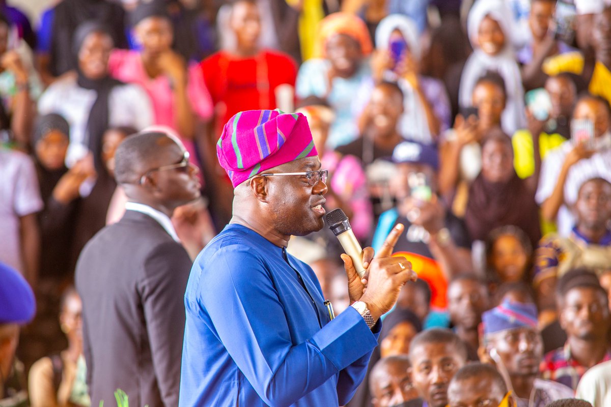 seyimakinde's tweet photo. We visited the LAUTECH, Ogbomoso, this afternoon. I assured the students that now that we have secured sole ownership, the university would no longer experience incessant strikes. I also announced a reduction of school fees for all students by 25%. https://t.co/zmobcQsVCm