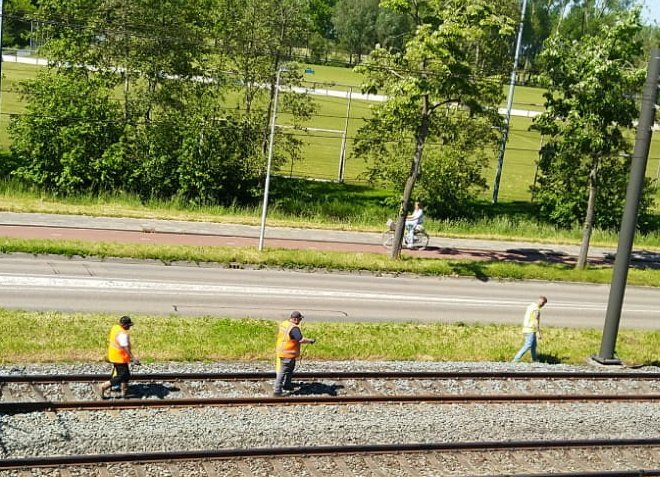 Toekjetoek's tweet photo. @RegiotramU @gem_ijsselstein En vandaag alweer met de hand aan het smeren. Bijzonder na 1 dag toch? Wij bewoners waarderen het gebaar. Maar dit is toch geen oplossing? Verkanting spoor aanpassen, en tot dan stapvoets rijden. https://t.co/Vp3e5TcXhF