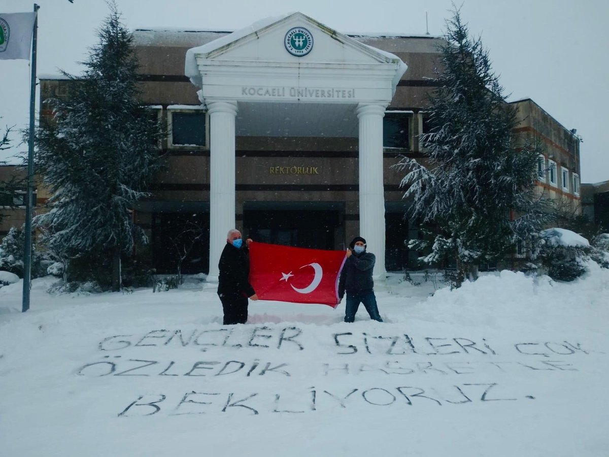 Gençler hasret bitiyor. Havalarda güzelleşti. Geçen hafta senato'da 13 Eylül 2021 ders kayıtları ile başlayıp 20 Eylül 2021 de yüzyüze eğitime başlama kararı almıştık. Sayın Cumhurbaşkanımızın açıkladığı tarih ile birebir örtüştü. Artık şafak kaç diye saymaya başlıyabiliriz.