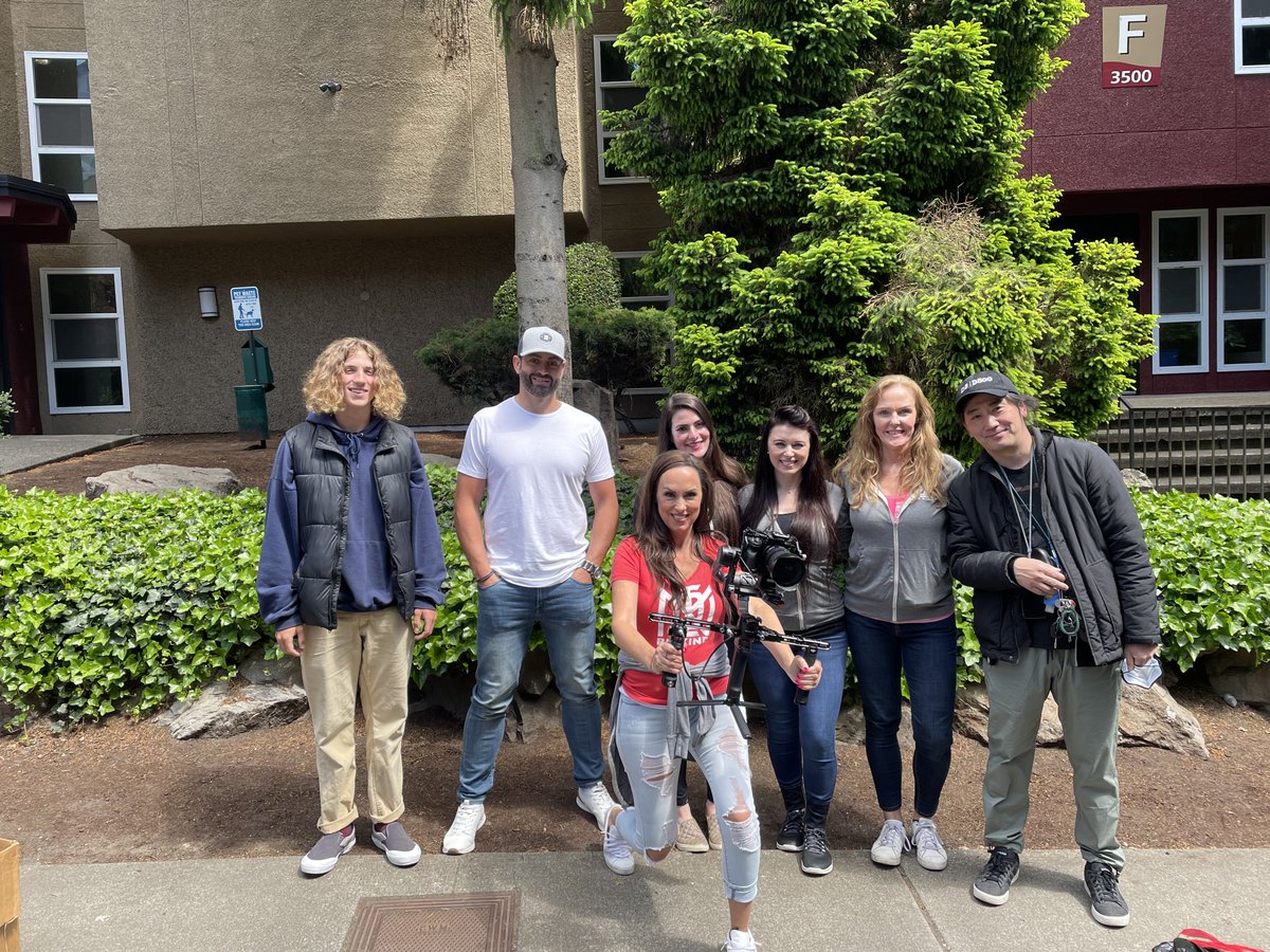 It feels SO GOOD to be back out in the community with our #KINDCREW. 💚

In May we had our first senior service day! Arline fell and fractured her elbow during quarantine so we spent the day helping her around the house and taking donations to Goodwill! #BeKIND.