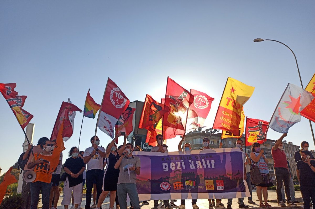 toplumsalozgur's tweet photo. Hatay/Armutlu Uğur Mumcu Meydanı'nda kitlesel bir basın açıklaması ile Gezi'nin yıldönümünü andık. TÖP, TİP, Halkevleri, CHP ve Kaldıraç adına TÖP üyesi Fatma Ardal'ın okuduğu ortak basın açıklamasında 'Onlar gider Gezi Kalır" vurgusu yapıldı. #Gezi8Yasında https://t.co/DTpaRWKWYi