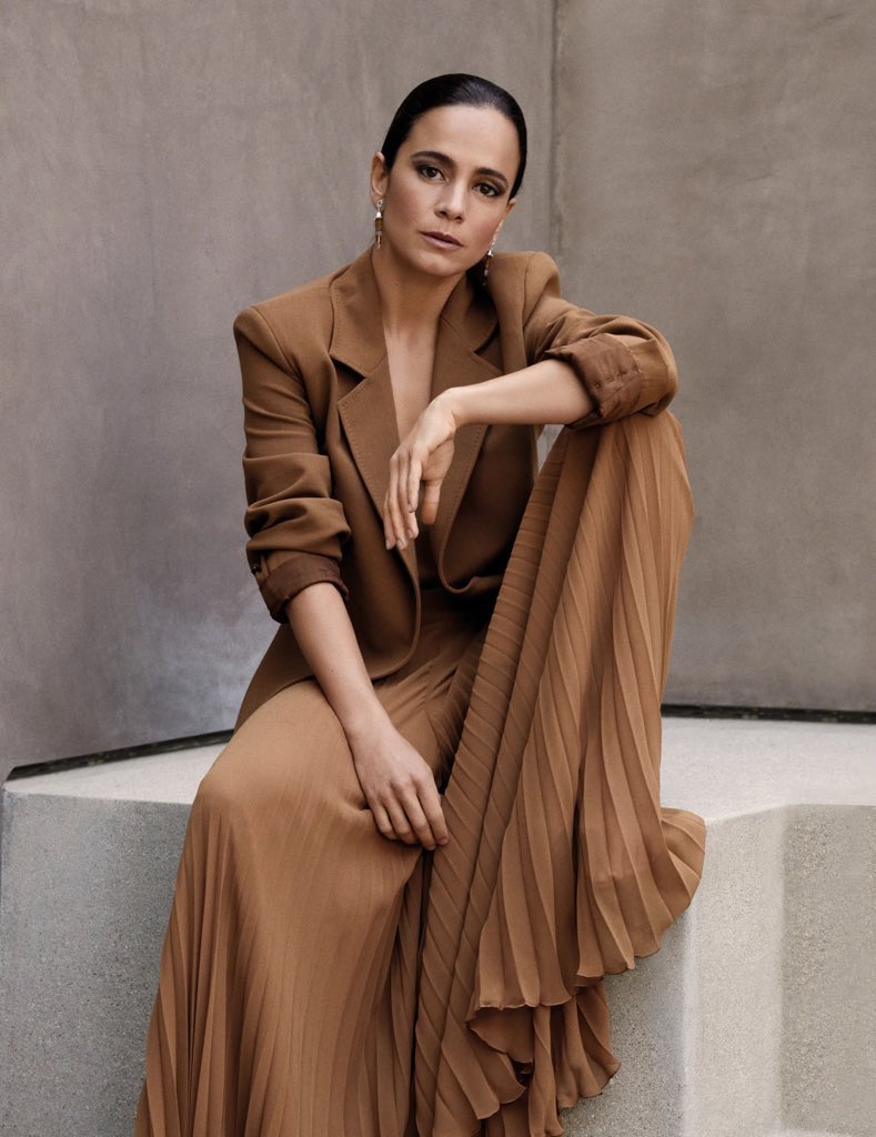 TheBackstageXP's tweet photo. Alice Braga has been added to the cast of Robert Rodriguez’s newest action film ‘HYPNOTIC’ including Ben Affleck.
The movie follows detective solving a mystery involving his missing daughter and a secret government program.
(via @DEADLINE)
#BreakingNews #Hypotic https://t.co/kMnd671BAf