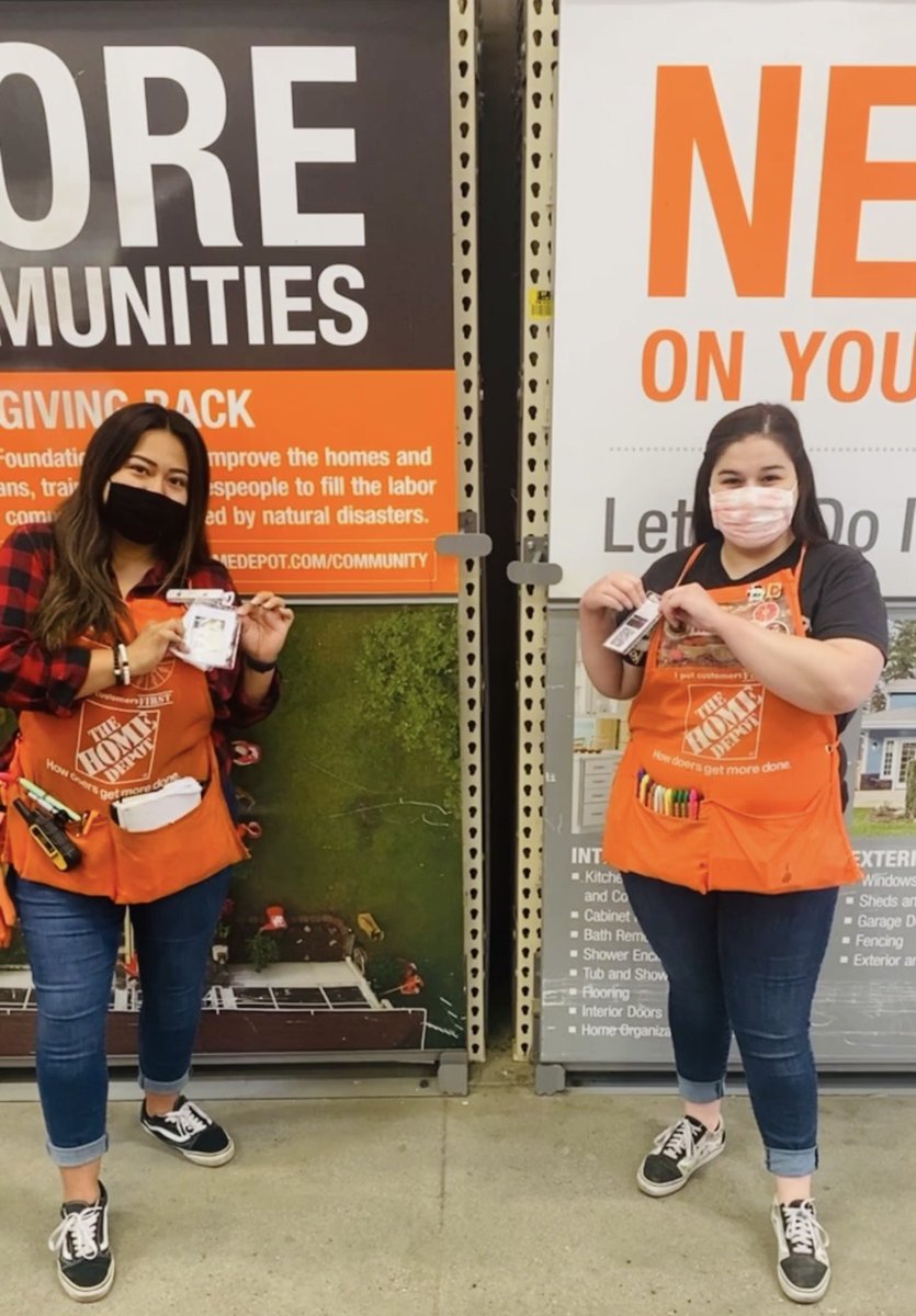 EricaProDS6639's tweet photo. FES Melissa and Cashier Brianna ready to drive ProXtra at checkout with their QR barcodes! 🤗#pacsouth #ProXtra #perks https://t.co/6S9UeNyKVV