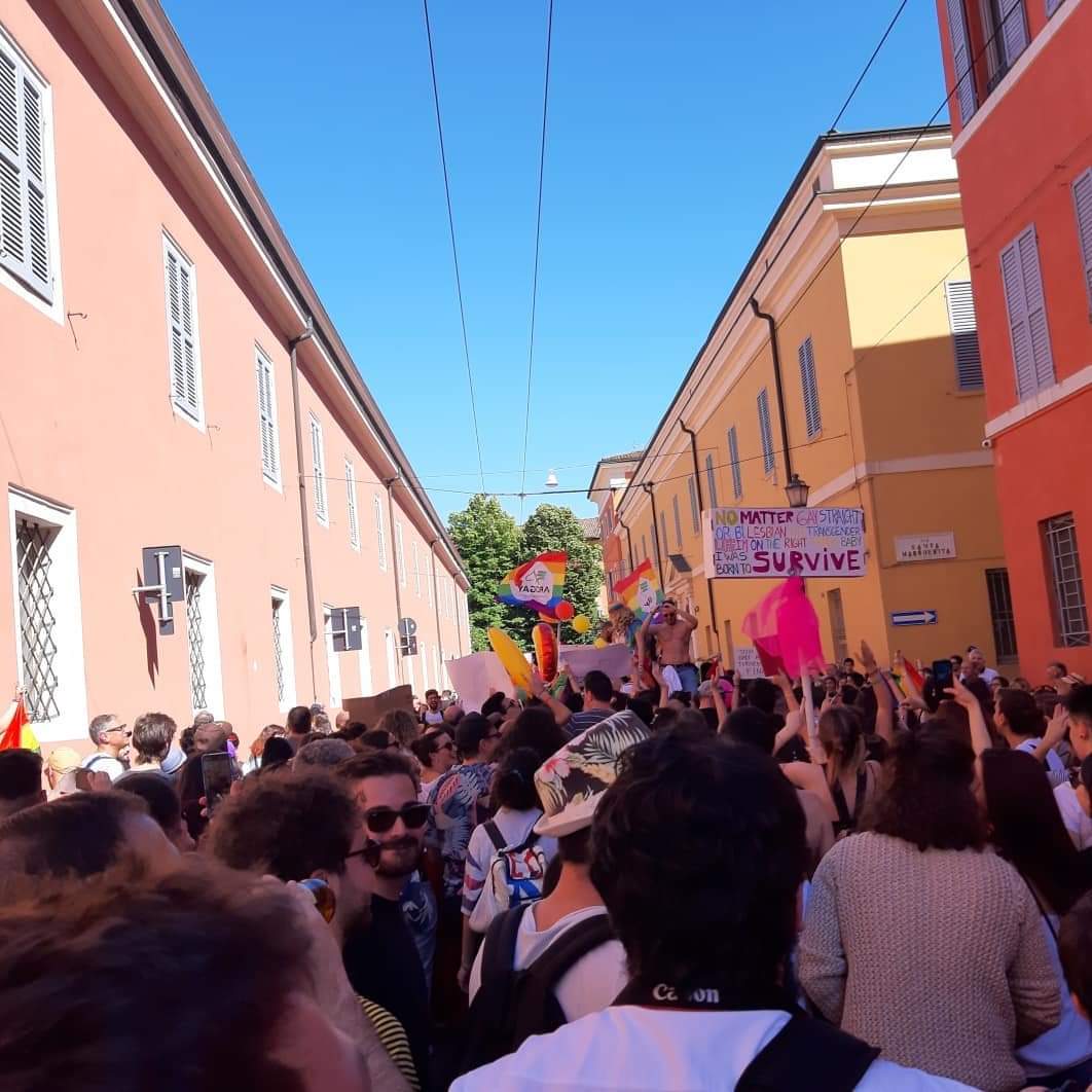 GothicPsyche's tweet image. Due anni fa, marea umana per il primo #pride #Modena #Modenapride 
Che bella giornata era stata! 
#PrideMonth2021 #Pridemonth 
#loveislove