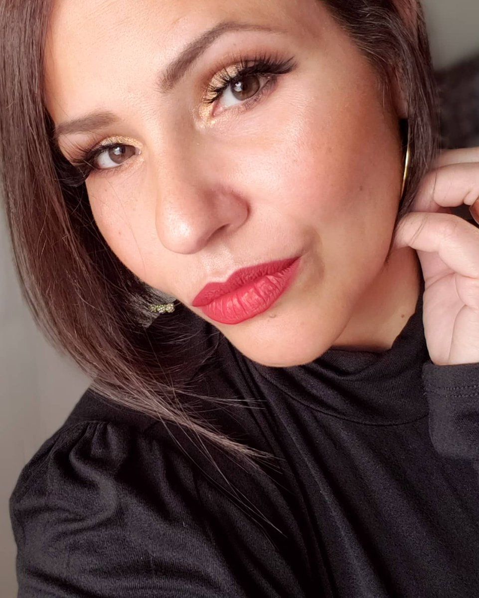 VisualByYEC's tweet image. instagram.com/reel/CPl8ZApJk…
When in doubt...... wear red lipstick💋
#makeup
#makeuplover
#redlipstick 
#dowhatyoulove always❤️💕