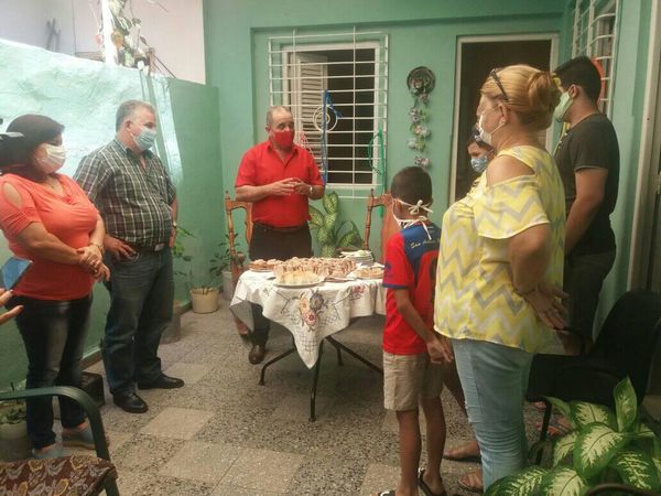 Radio_Guama's tweet photo. 🥳👧🧒La sucursal Artex #PinardelRío celebra hoy además de sus 30 años de fundada el #DiadeLaInfancia 

Hasta el Hogar de Niños sin Amparo Filial en nuestro territorio llegaron con algo más que obsequios, fueron a entregar Amor. 
✍️  @OsbelPolo 
#Cuba #InfanciaFeliz #1deJunio https://t.co/tT2NsrKAg9