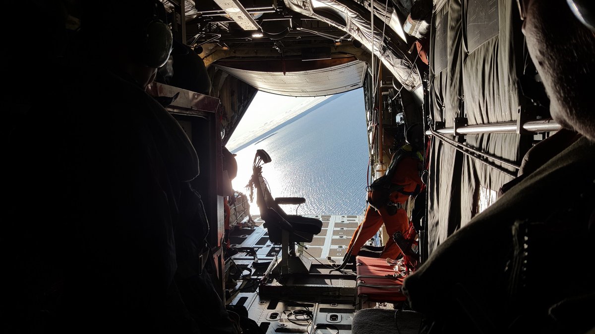 agillis2007's tweet image. Herc search, circling the target somewhere over the North Arm of Great Slave Lake, NT (2016)  #TeamHerc