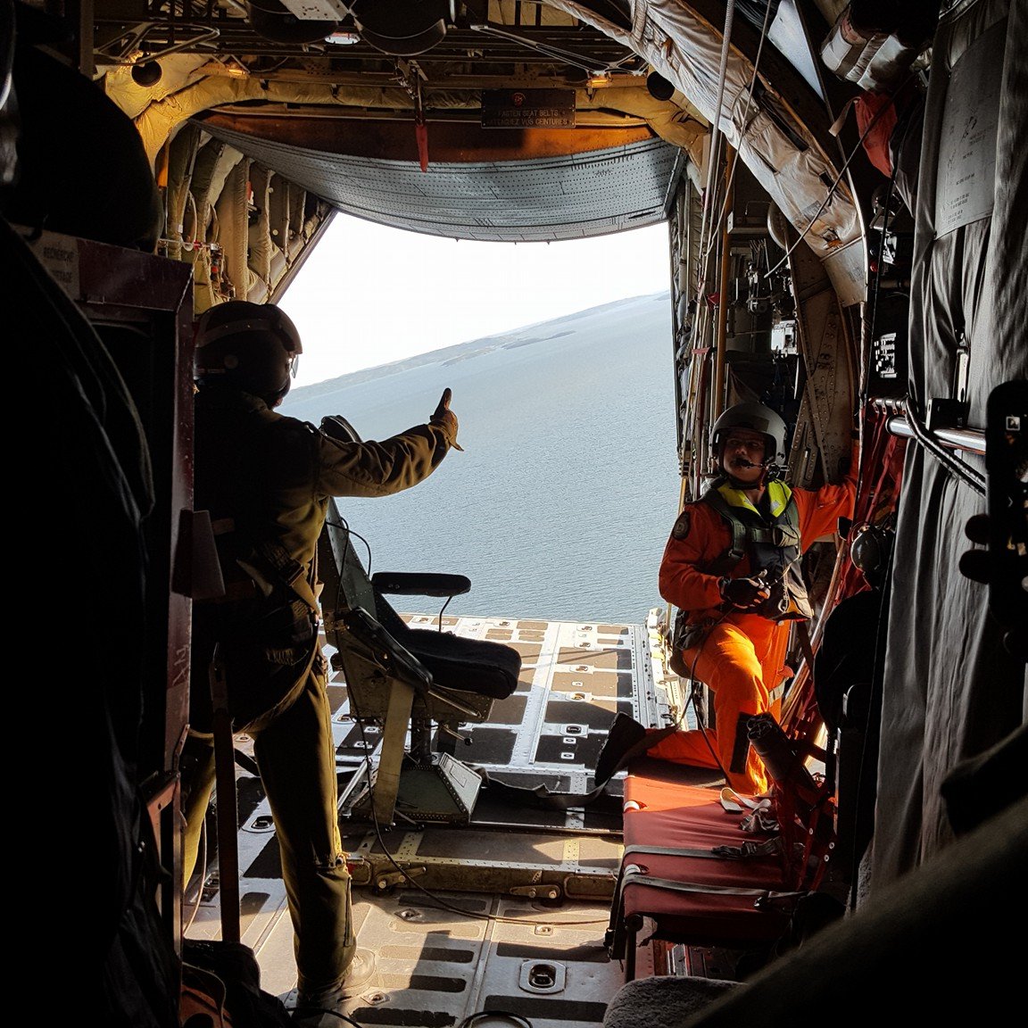 agillis2007's tweet image. Herc search, circling the target somewhere over the North Arm of Great Slave Lake, NT (2016)  #TeamHerc