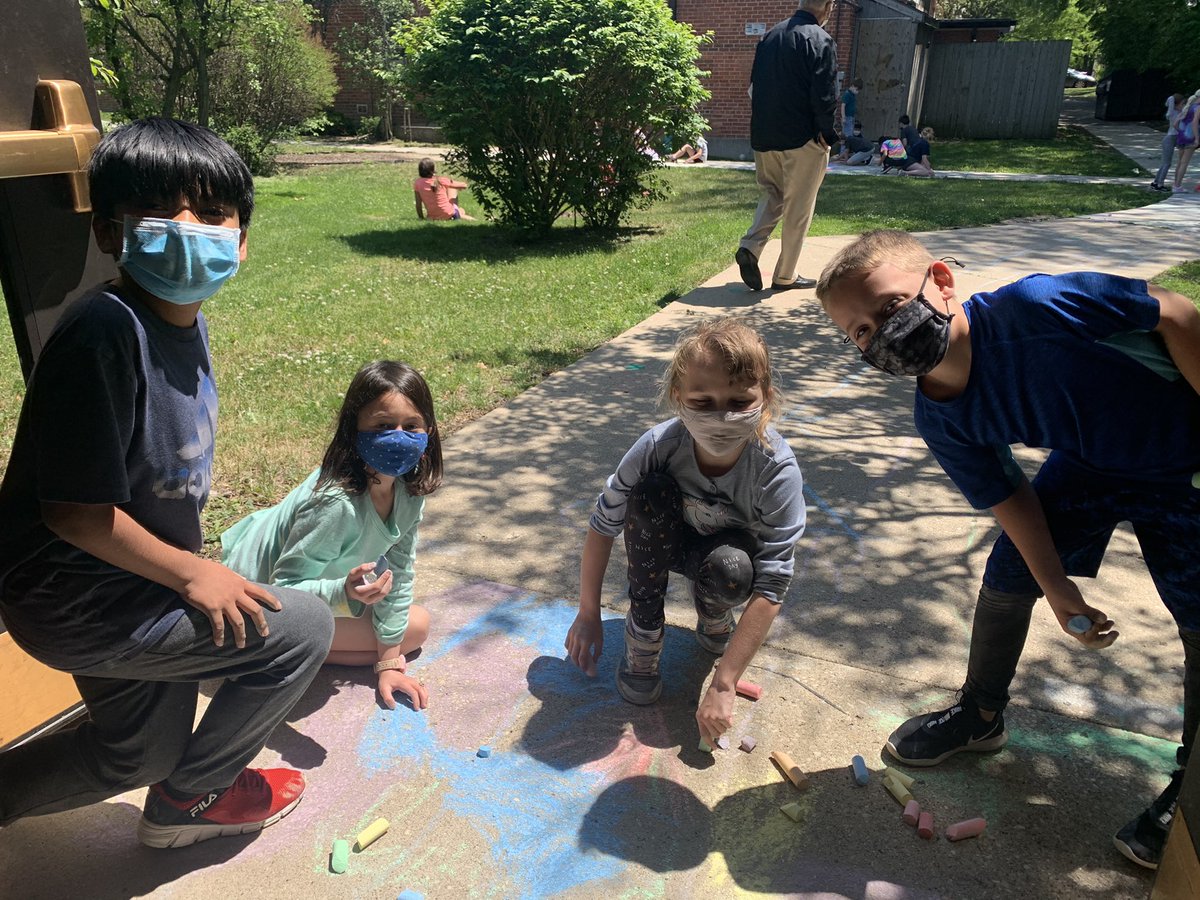 Everyone enjoying this beautiful day!Happy last week of school! 🌞 #hoffmanhornets #WeAreD34