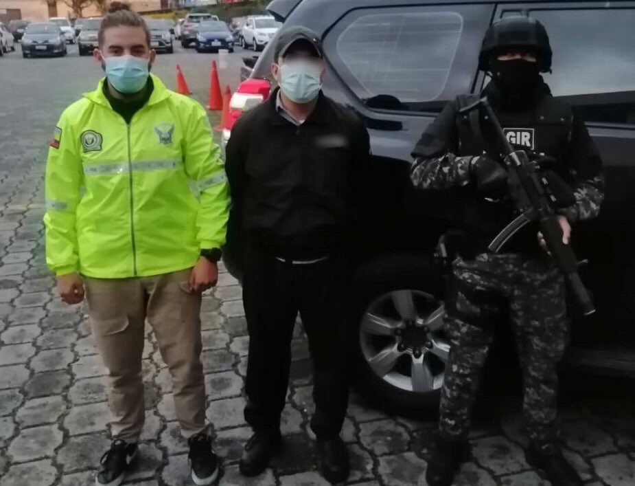 PoliciaEcuador's tweet photo. TRABAJOS INVESTIGATIVOS
Permitieron identificar y aprehender a un ciudadano, implicado en el delito de pornografía de niñas, niños y adolescentes, en #UIO.
📌Durante la operación, rescatamos a una adolescente
#Dinaf
#Unatt
#DirInvestigaciones https://t.co/ZfhOJkXBHV