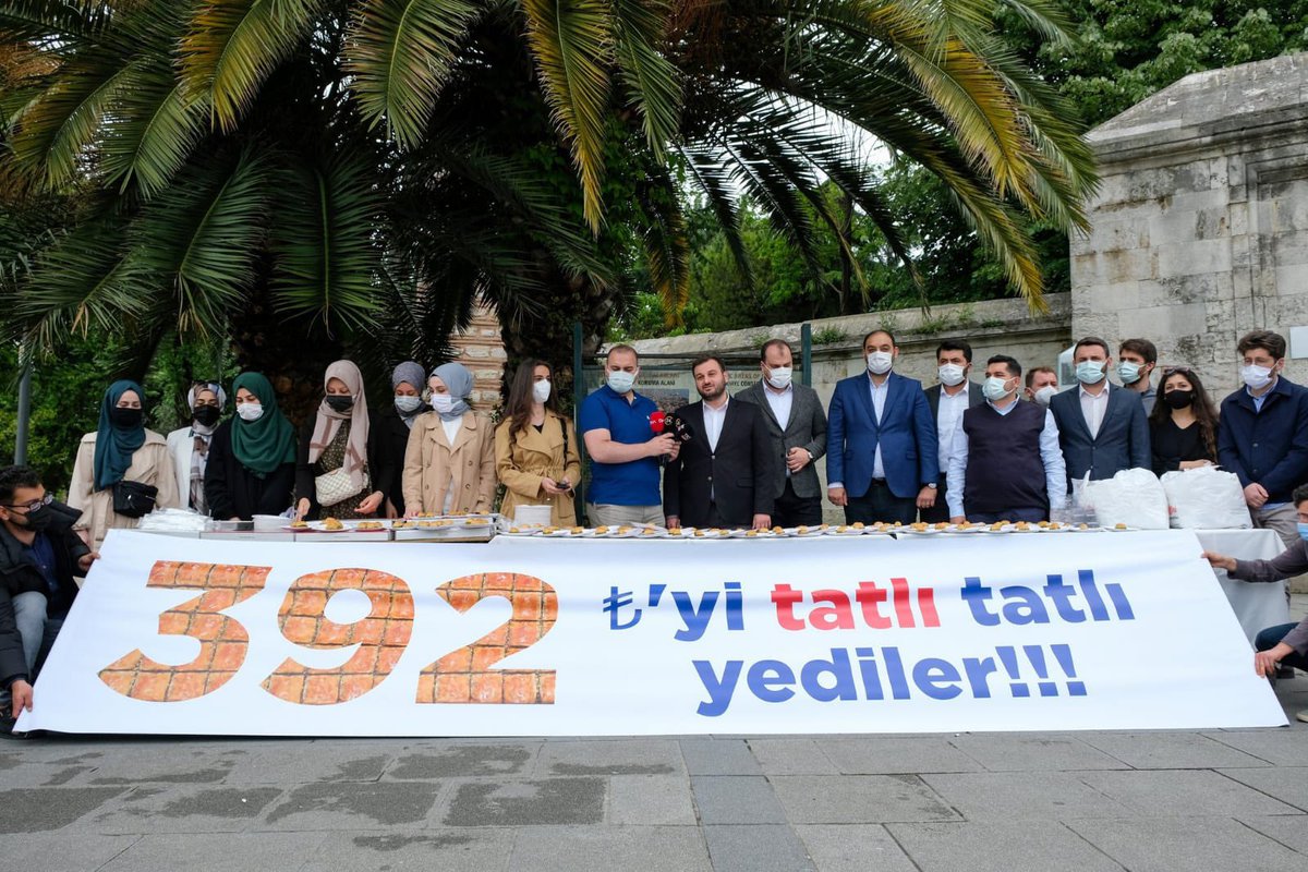 Mrt_Ongunnn's tweet photo. Şeffaf yönetim anlayışımız gereği kamuoyunun bilgisine sunarız: Bugün İBB önünde birkaç AK Partili arkadaş, 392 liraya alınan bir tepsi baklava için İBB’yi yolsuzlukla suçlamıştır. 
Tweet bu kadar... https://t.co/SwsVMgqo8f