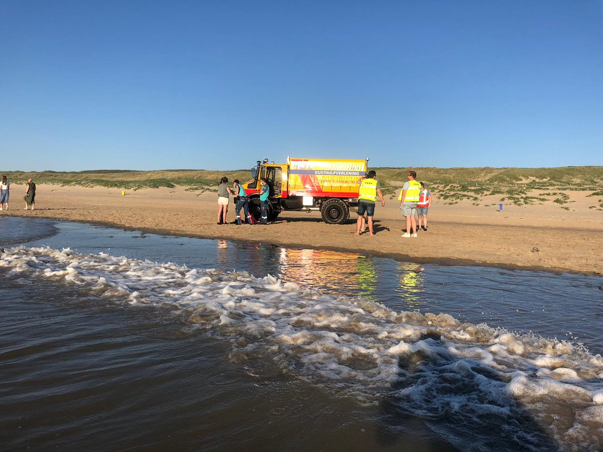 KNRMKatwijk's tweet photo. Vanavond @RAVHM geassisteerd bij een ruiter die gevallen was van het paard op strand. Slachtoffer vervoerd naar de ambulance en overgedragen. @KNRM https://t.co/kkMUE2KW3D