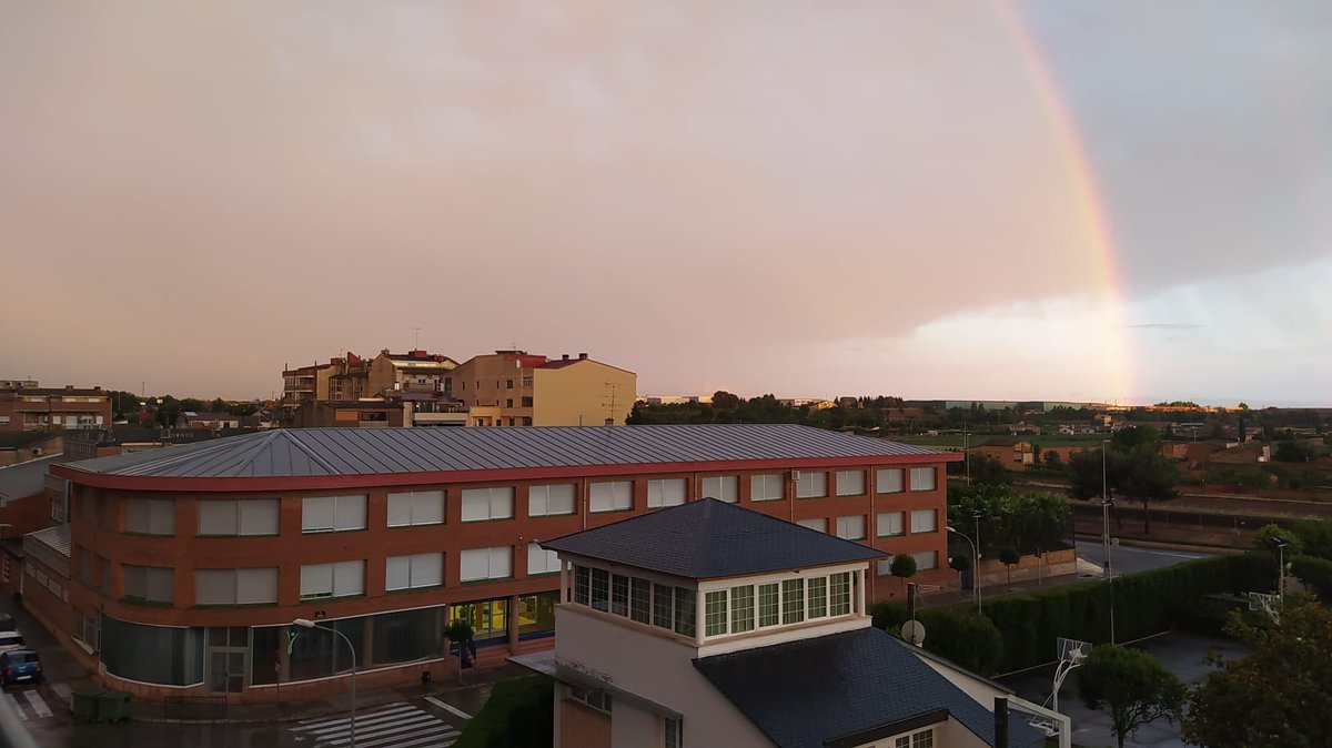 Despedim aquest dimarts de pluja vespertina amb aquesta imatge de l'escola. 🌈 #escolapiabalaguer
