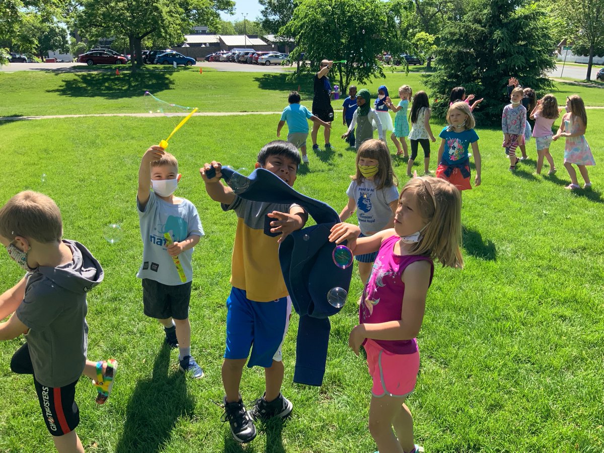 MrsSjolie's tweet photo. Started our day with BUBBLES, then got to check out LONGBOARDS made by 6th graders in the afternoon! Getting these curious Kinders ready for what’s next, they were saying ”I want to make a longboard, too!“ Thanks @MsYesnes for sharing your talented students! #AliceSmithCommunity https://t.co/1L7Ls9XwTm