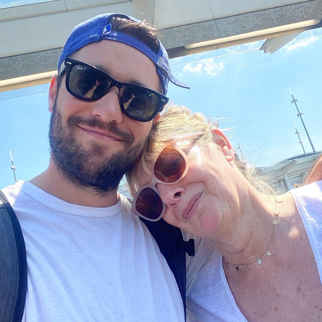 centraljbowman's tweet photo. Nova foto do Josh Bowman com sua mãe Carole Bowman em Londres, Inglaterra.

“As despedidas são mais difíceis”

📲 ma_bow1 via Instagram. https://t.co/KmNXm2e441