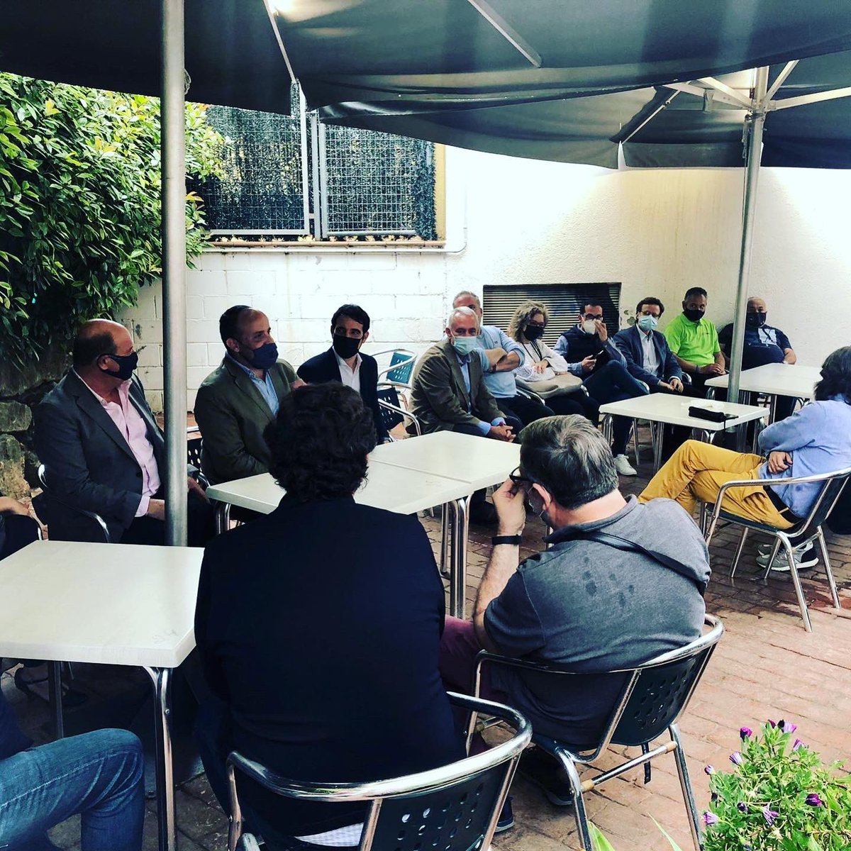 manureyeslopez's tweet photo. Apoyando el trabajo municipal de nuestros compañeros en el Valles Oriental. Hoy reunión en Montornes 📍

👉🏻 Únete al proyecto de cambio popular

#populares #barcelona #cambio #cataluña https://t.co/Dd65ogoiml