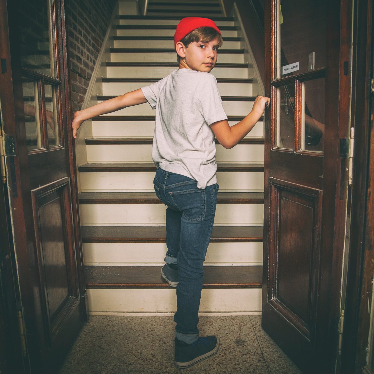 ethanthomasjung's tweet photo. Why shouldn’t you trust stairs? Because they’re always up to something. 

Photo @3days2go 

#funny #joke #kidjoke #stairs #redhat #doors  
#photooftheday #picoftheday #bestoftheday #model #actor #acting #childactor #littlemodel #boymodel #preteenmodel #tweenmodel #younghollywood https://t.co/W1yiifyfAT