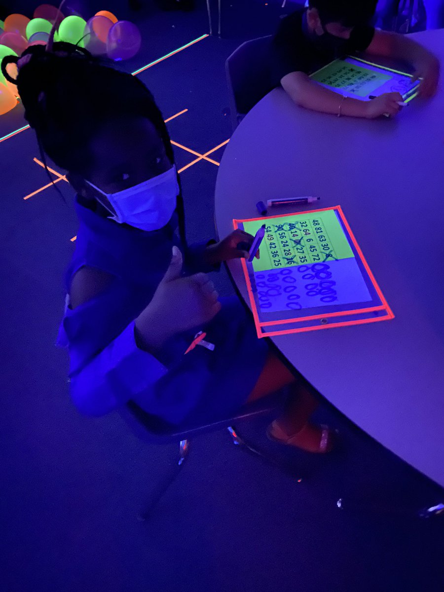 Mrs_Lockward's tweet photo. We glowed our way through the 2020-2021 school year!!  #HolbrookCougars #2ndgrade https://t.co/GqscRyTq20