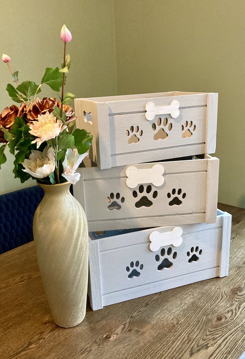 Mijopets's tweet photo. We now have MORE STOCK on our Etsy Store - https://t.co/8Ro2KzlF48
Boxes start as LOW as ONLY £13.99! 
Grey boxes, NOW AVAILABLE in 3 different sizes!
3 NEW styled pet boxes!🙂 Brown, White &amp; Purple boxes available.
FREE UK delivery!
#Dogs | #Freebie | #Cats | #DogLove | #pets https://t.co/qPdvW73Hut