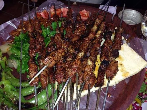 melfinans's tweet photo. A late night munching on kebabs never hurt anyone!
Present to you #Diyarbakir kebabs, seekh kebab rolls and mutton liver #Dagkapi kebabs hüseyin is our go to place for delicious and succulent liver kebabs!
Photo by unal celbek https://t.co/MKAf1rbH7P