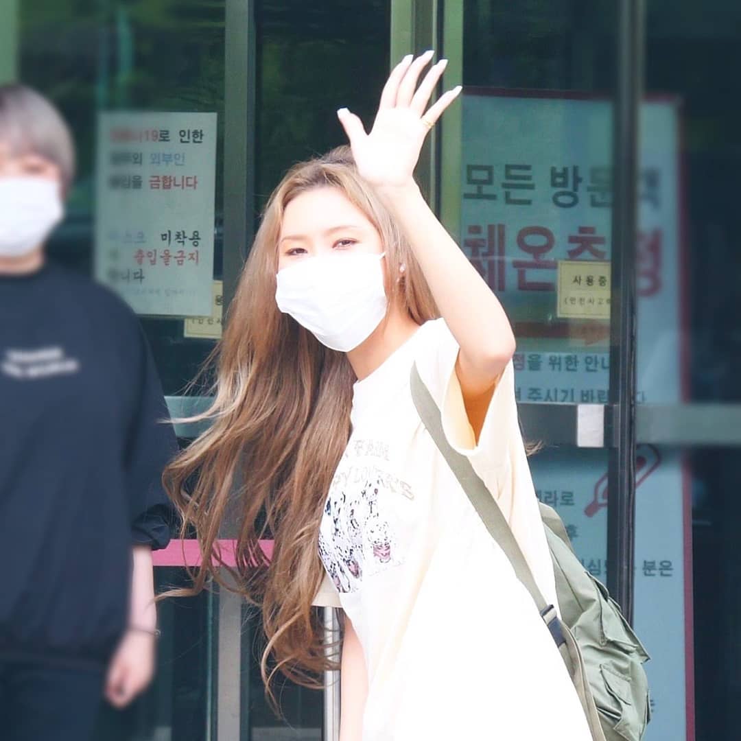 MamamooChile's tweet photo. [FOTOS] 010621 Hwasa camino a la grabación de "YHY’s Sketchbook"

Cr: @moovivic
Caty^.^ 

#MAMAMOO #마마무 #moomoo #무무 #Solar #솔라 #MOONBYUL #문별 #WheeIn #휘인 #HwaSa #wheein_redd #butterflywheeinday #now #waw https://t.co/IugybV0Rrz