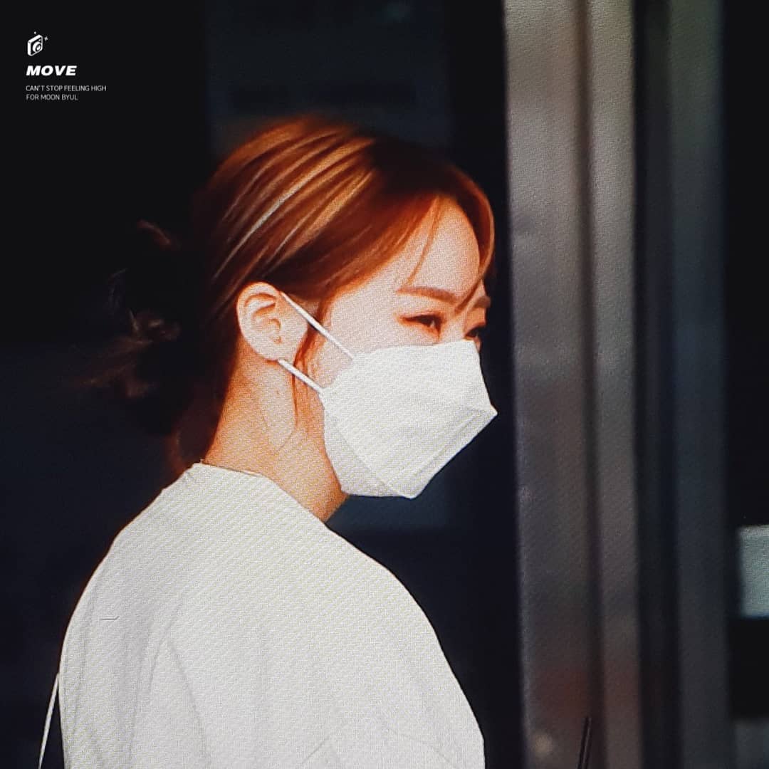 MamamooChile's tweet photo. [FOTOS] 010621 Moonbyul camino a la grabación de "YHY’s Sketchbook"

Cr: @move_0619
Caty^.^ 

#MAMAMOO #마마무 #moomoo #무무 #Solar #솔라 #MOONBYUL #문별 #WheeIn #휘인 #HwaSa #wheein_redd #butterflywheeinday #now #waw https://t.co/OeePPBSqt2