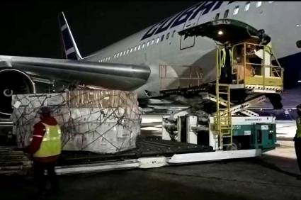 Un avión d la aerolínea Cubana d Aviación arribó hoy a #Cuba con un cargamento d 380 mil jeringas y 359 mil agujas donadas✖️ argentinos solidarios pertenecientes al Movimiento Argentino MasCuba, la Unión d🇨🇺 Residentes en #Argentina (URCA) y otros colectivos. #UJC @DiosvanyUJC