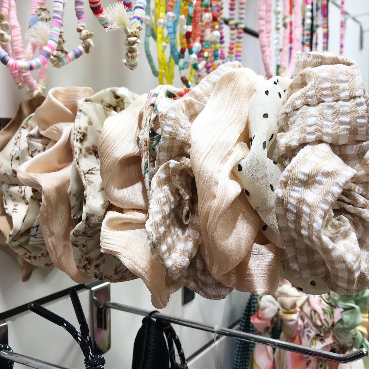 QBoniCo's tweet photo. Scrunchies nuevos en colores súper combinables 👱🏼‍♀️

#scrunchies #coleteros #basicos #gomasdelpelo #complementos #accesorios #nuevatemporada #primavera2021 #qbonico #manchareal https://t.co/ShNuROCBLZ