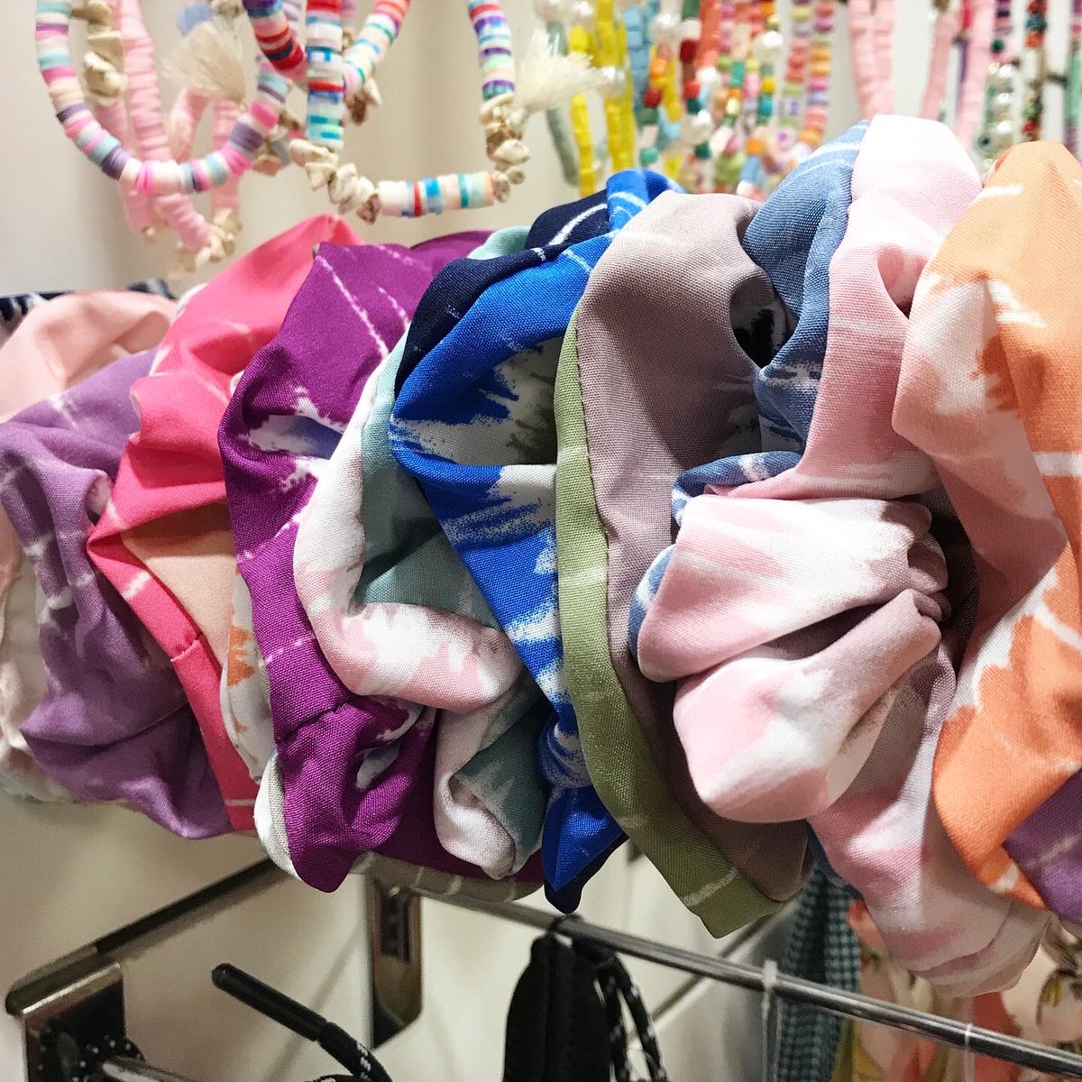 QBoniCo's tweet photo. Scrunchies nuevos en colores súper combinables 👱🏼‍♀️

#scrunchies #coleteros #basicos #gomasdelpelo #complementos #accesorios #nuevatemporada #primavera2021 #qbonico #manchareal https://t.co/ShNuROCBLZ